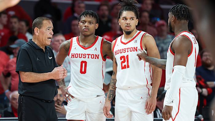 Houston players talk to coach Kelvin Sampson